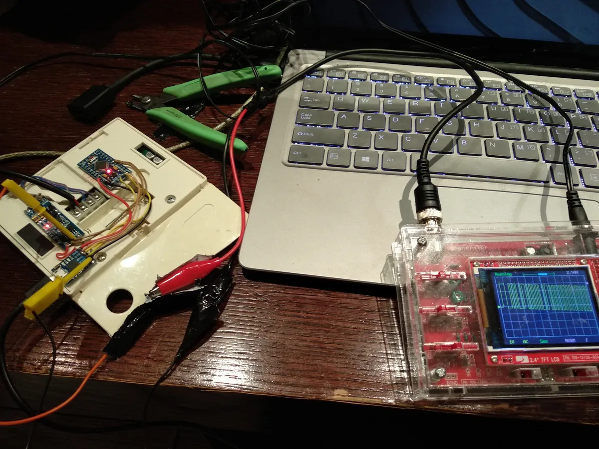 Banco de pruebas con sniffer y osciloscopio para el bus de control